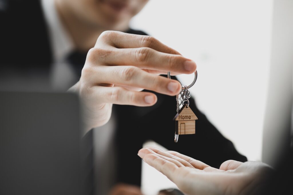 Remise des clés d’une maison lors d’un achat immobilier